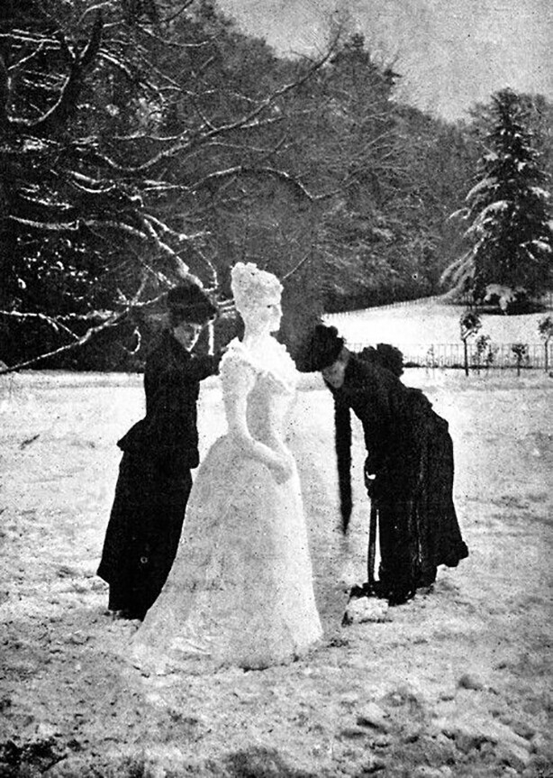 Кто-то лепит снежную бабу, а тут снежную леди. 1891 год