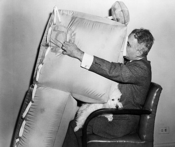 Асен Йорданов демонстрирует созданную им въздушну възглавницу (подушку безопасности) для пассажирских самолётов, 1957 год, США