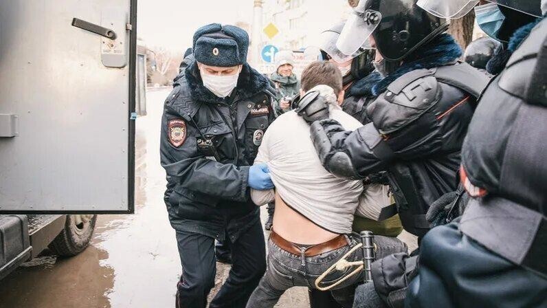 Полицейские сыграли со школьниками в «ОМОН и протестующих»