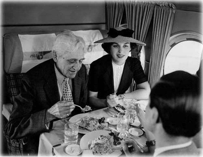 Кто придумал кормить пассажиров в самолете и как это делали в СССР