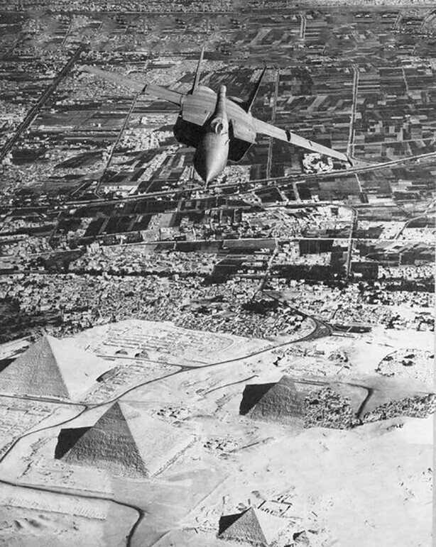 МиГ–25 63–го отдельного авиаотряда ВВС СССР пролетает над пирамидами, 1973...