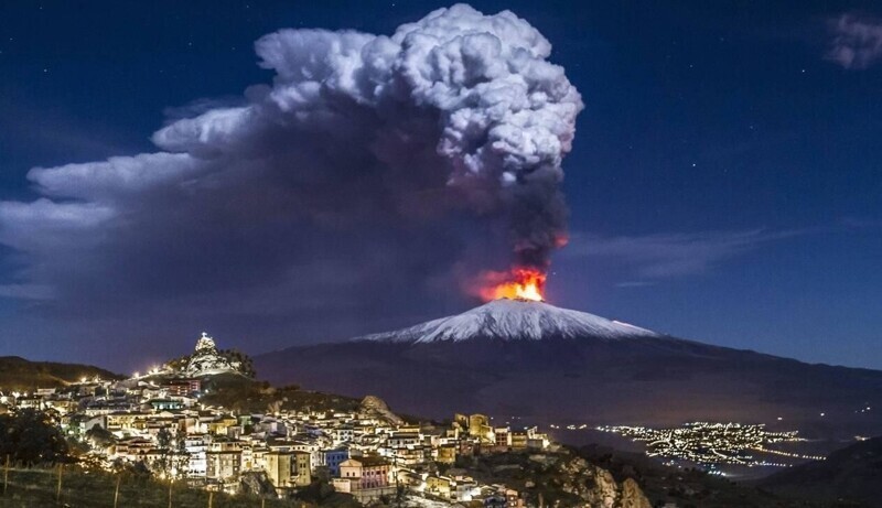 На Сицилии вновь сердится старый седой Этна, выбрасывая из своих недр столбы дыма, пепла и огня