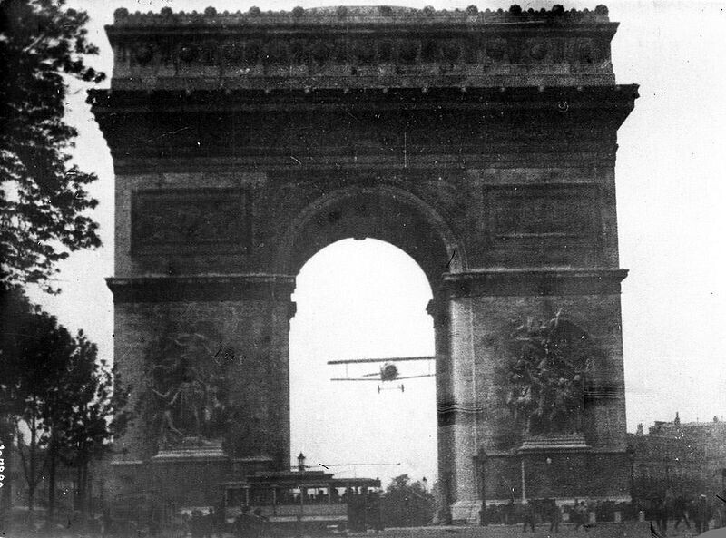 Лётчик Шарль Годфруа пролетел через Триумфальную Арку в Париже, 1919 год