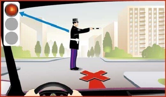 Запрещающий сигнал регулировщика, в картинке инспектор развернут к водителю правой стороной