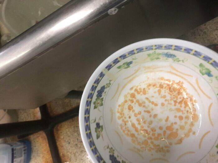 "Я пыталась отмыть эту тарелку, пока не догадалась, что это такая раскраска"