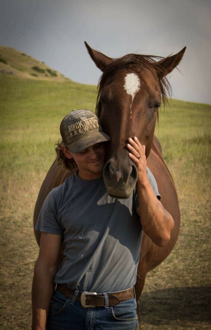 "У нас на ферме есть этот конь, и он всегда пытается увести моего парня"