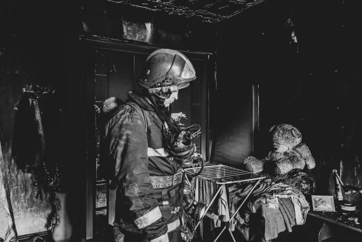 «Я хотел рассказать, что мы чувствуем, когда находимся в этом аду»: прикамский пожарный снимает будни своих коллег