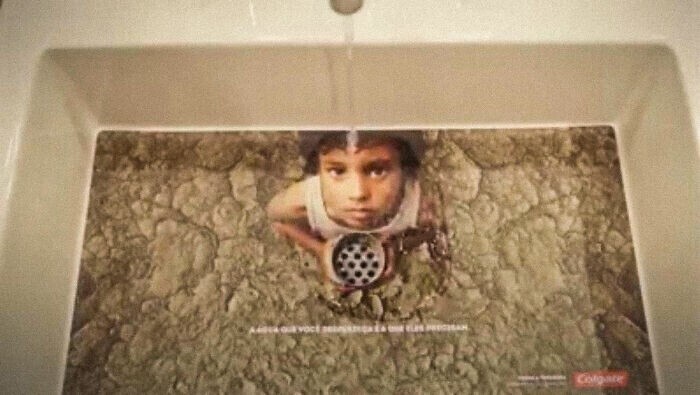 18. Реклама "Берегите воду". Когда вы чистите зубы, то сплевываете прямо этому ребенку в лицо