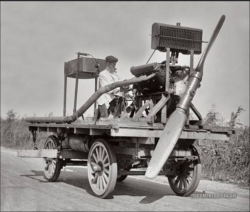 Фотография взята из фотоархива Библиотеки Конгресса США, где она описана просто как «колесная машина с пропеллером» и датирована 11 октября 1922 года.