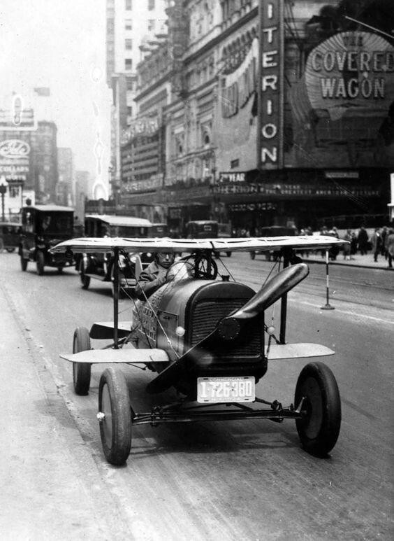 Автомобиль с крыльями и пропеллером, торчащим из решетки радиатора, проезжает по Таймс-сквер, штат Нью-Джерси. Это изобретение А. Х. Рассела из Натли, штат Нью-Джерси.