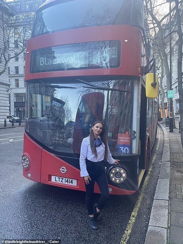 24-летняя водитель автобуса призналась, что ее считают "слишком красивой" для такой работы