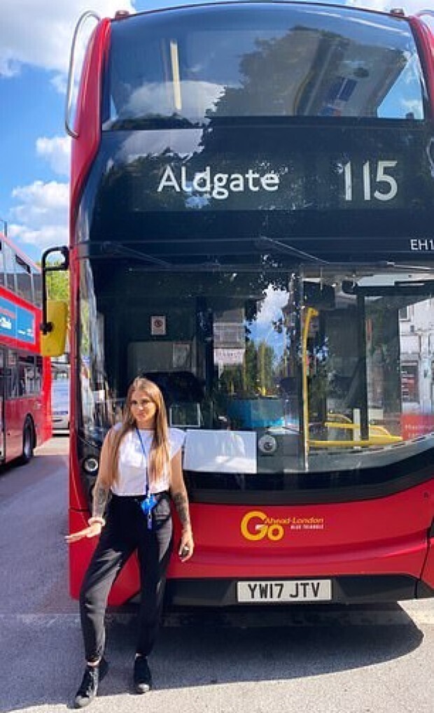 24-летняя водитель автобуса призналась, что ее считают "слишком красивой" для такой работы