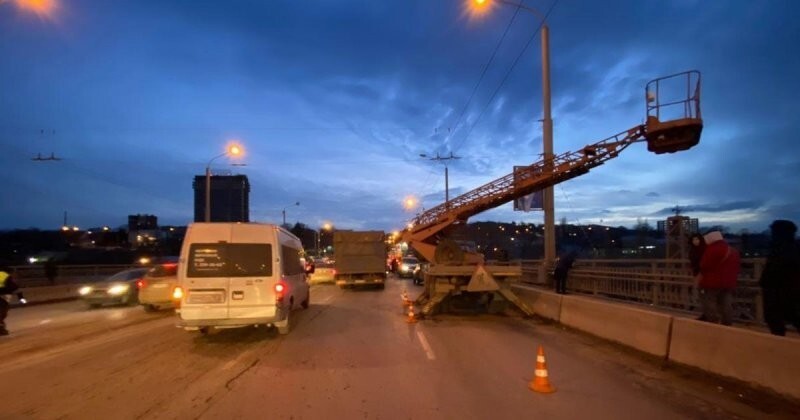 В Ростове-на-Дону двое рабочих погибли при падении с автовышки после ДТП