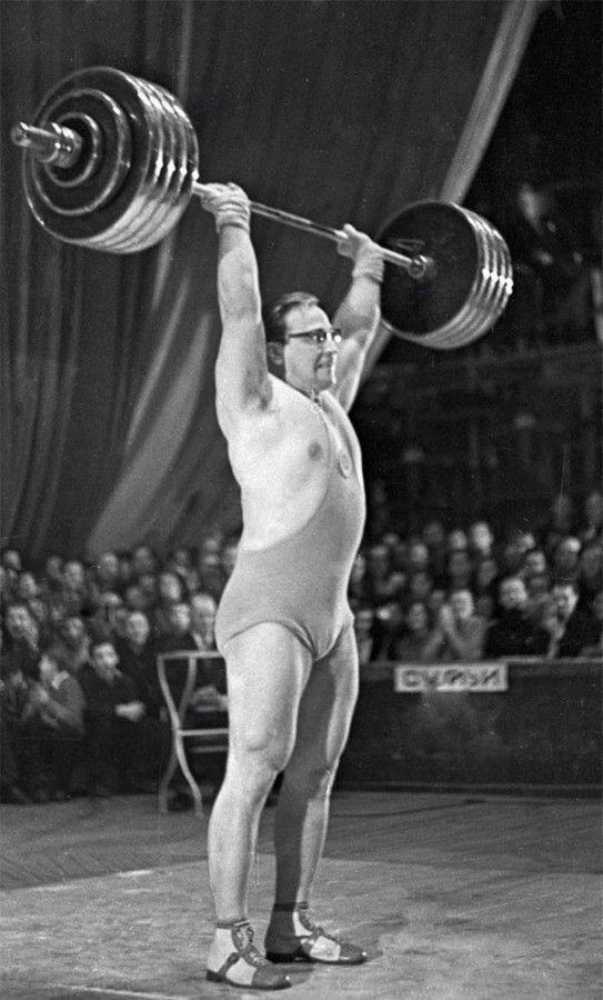 С 1959 по 1964 год Власов был лидером мировой тяжелой атлетики, победил на пяти чемпионатах Европы