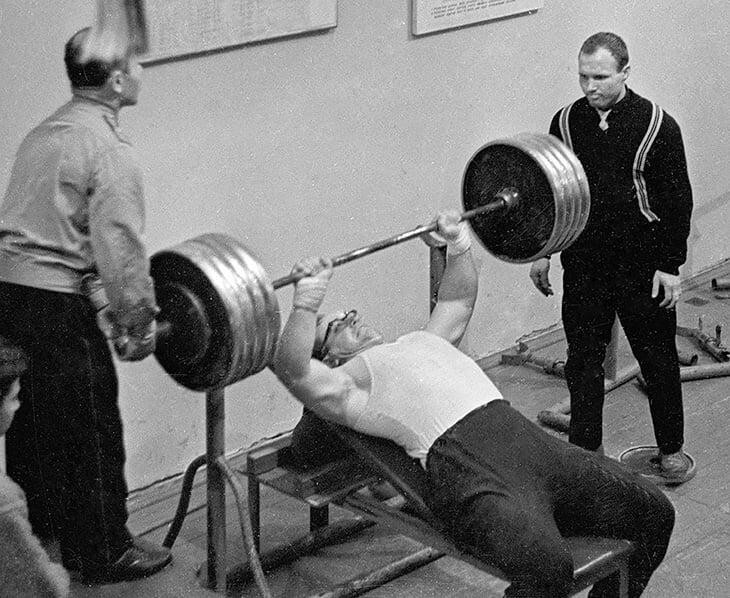 Власов установил 31 мировой рекорд, в том числе пять в троеборье: 537,5 кг (1960), 550 кг (1961), 557,5 кг (1963), 562,5 кг и 580 кг (1964), а также 41 рекорд СССР.