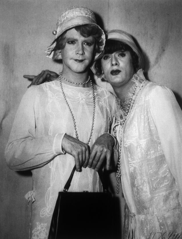 20 забавных фотографий Жозефины и Дафны из фильма "В джазе только девушки"