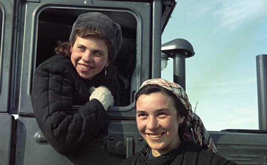 Подруги Мария Кипаренко и София Борщ (на фото слева) приехали в Северный Казахстан по комсомольским путевкам и трудились на машинно-тракторной станции.