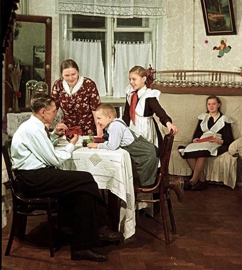 Пекарь С.И. Мельников с семьей в новой квартире, 1951 год.