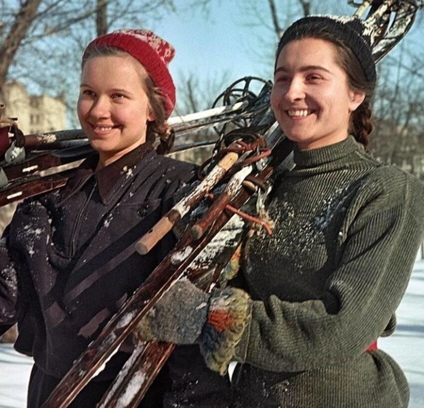 Будущие педагоги Тамара Худякова и Нила Шумская на лыжной тренировке, 1953 год.