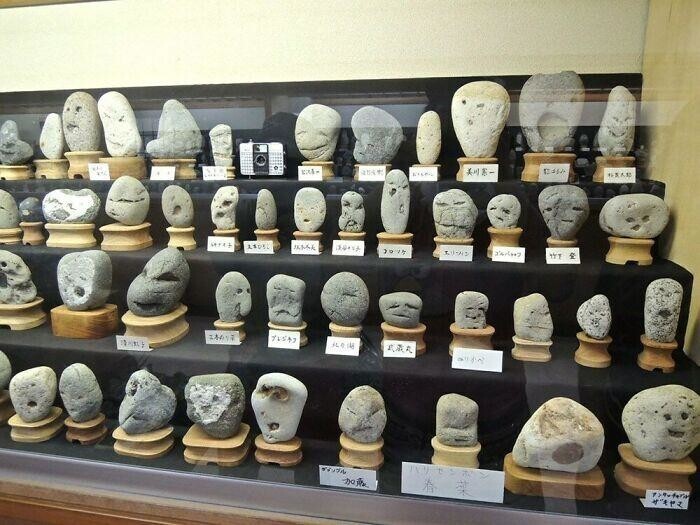 16. Целая коллекция камней, похожих на рожицы, выставленная в японском музее