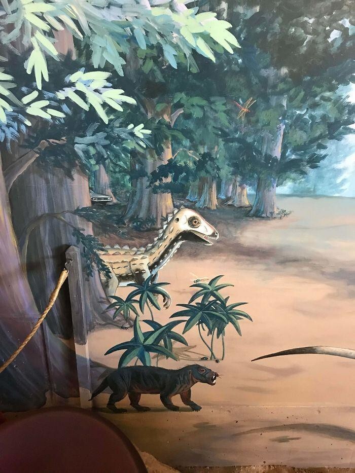 27. В музее динозавров на стене прячется Delorean
