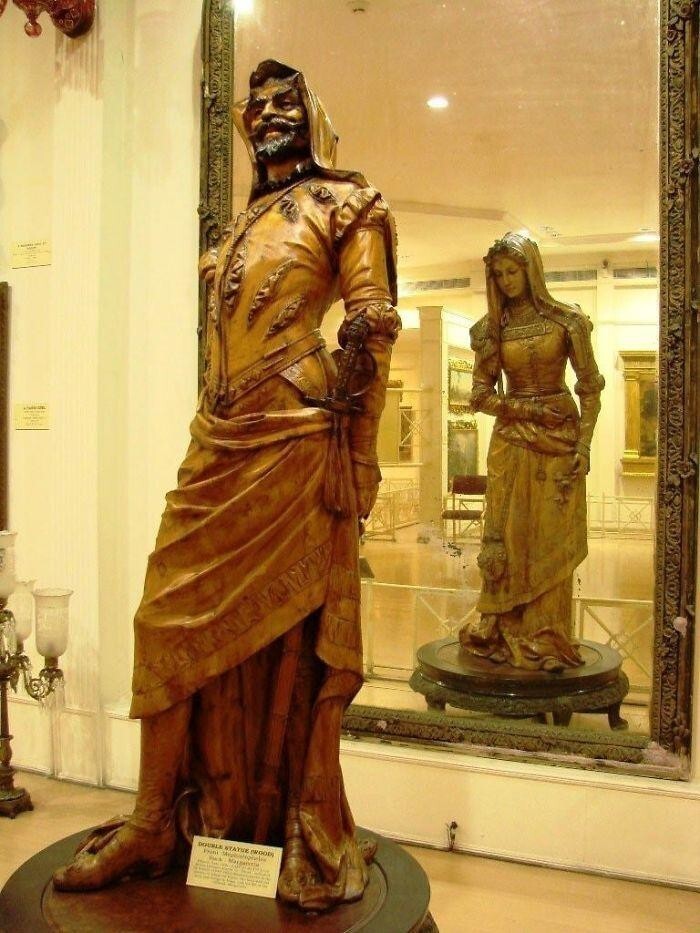 1. Двусторонняя скульптура "Мефистофель и Маргарита" (19 век) в музее Салара Юнга в Индии. Скульптура вырезана из цельного куска дерева. Автор неизвестен