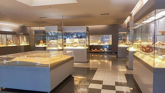 25. В аэропорту Афин есть музей, где выставлены артефакты, обнаруженные во время его строительства