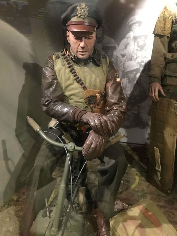 20. Манекен из музея Второй мировой войны в Нормандии подозрительно похож на Брюса Уиллиса