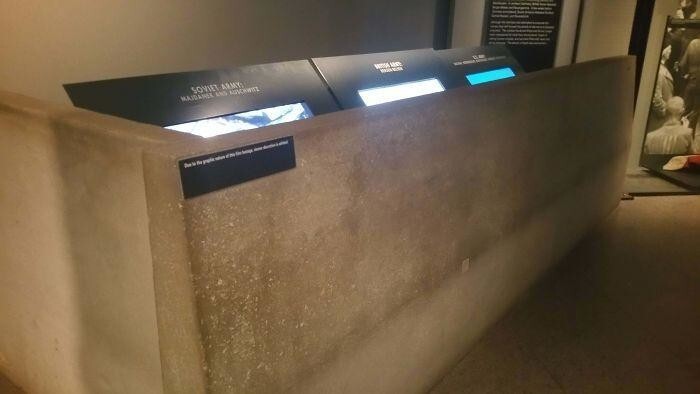 35. В Мемориальном музее Холокоста  в Вашингтоне экраны с наиболее жестокими изображениями скрыты за цементными барьерами, чтобы маленькие дети не могли их увидеть
