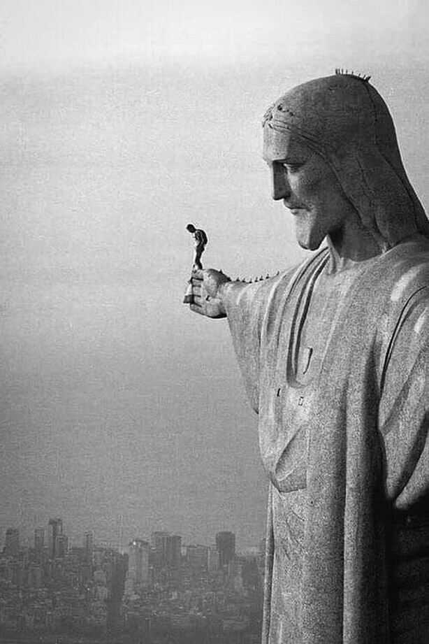 Прыжок Феликса Баумгартнера с руки статуи Христа-Искупителя в Рио-де-Жанейро (29 метров) — мировой рекорд по самому низкому прыжку в бейсджампинге, 1999 год