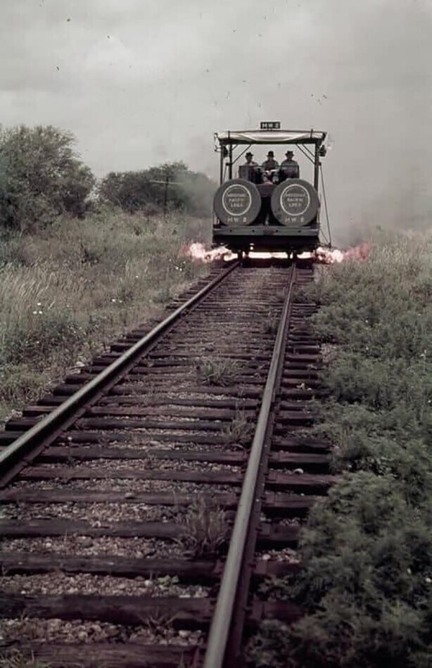 Работники железной дороги едут в вагоне для сжигания сорняков в Техасе, июнь 1941 год