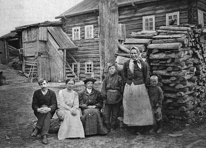 Писатель Александр Грин с первой женой Верой в деревне Великий Бор под Пинегой. 1911 год
