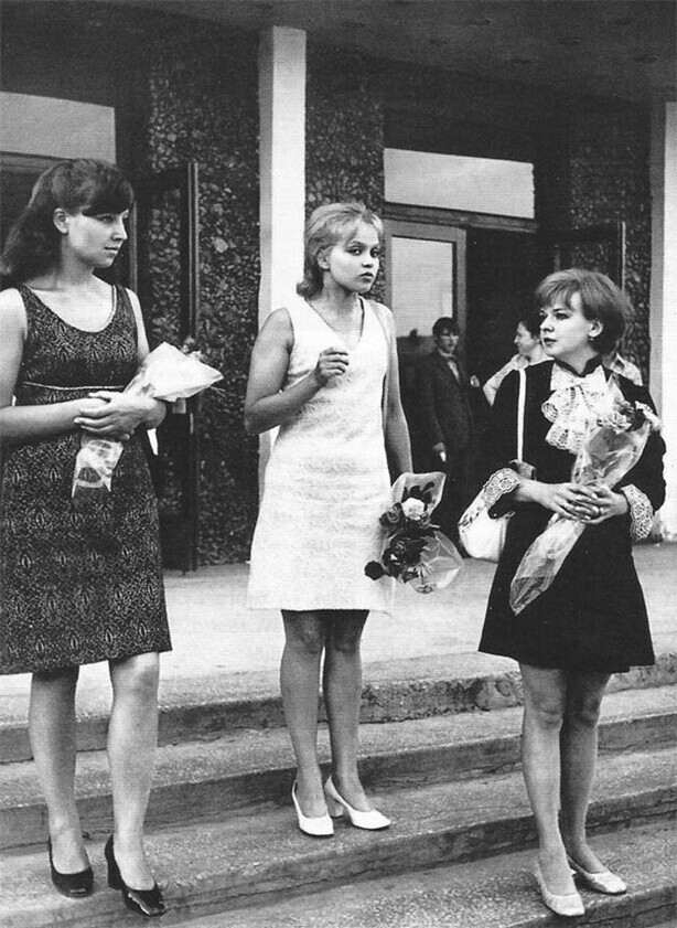 Актрисы Ольга Остроумова, Ирина Шевчук и Екатерина Маркова на премьере фильма «А зори здесь тихие…». 1972 год