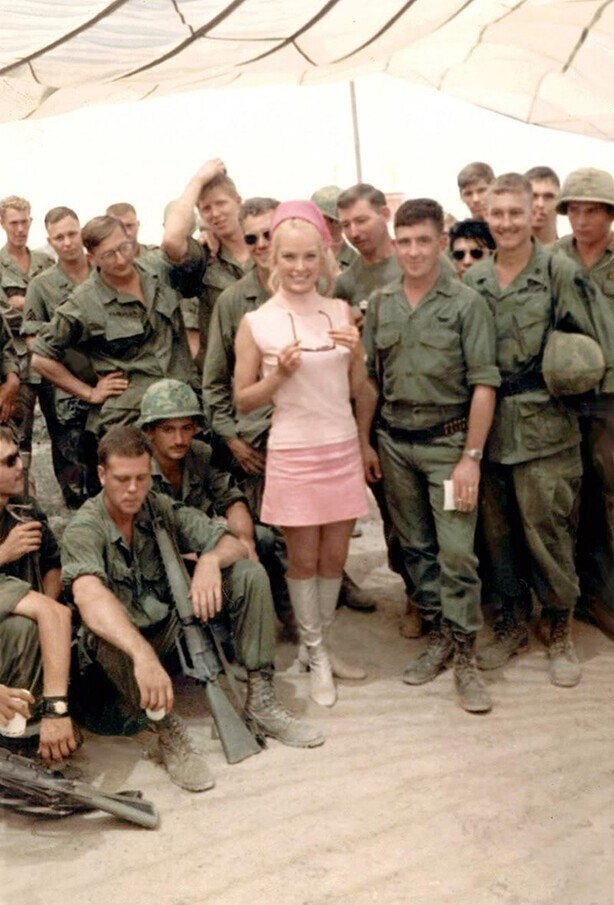 Певица и актриса Крис Ноэль совершила 4 турне по Вьетнаму, и ее вертолет дважды сбивали, 1966 год