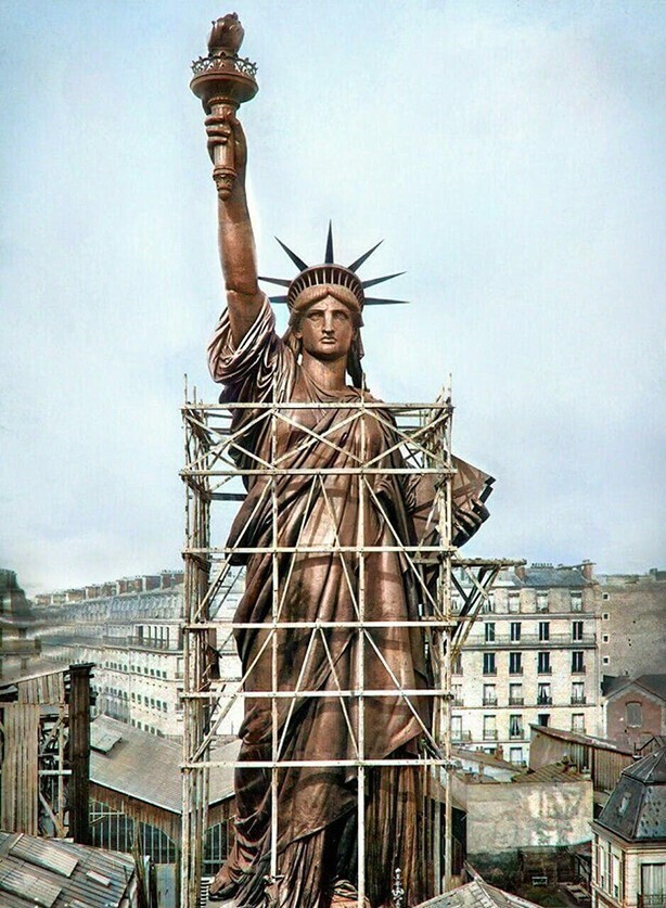 Так выглядела Статуя свободы в Париже в 1886 г. до ее перевоза в США и покрытия зеленой патиной от окисления