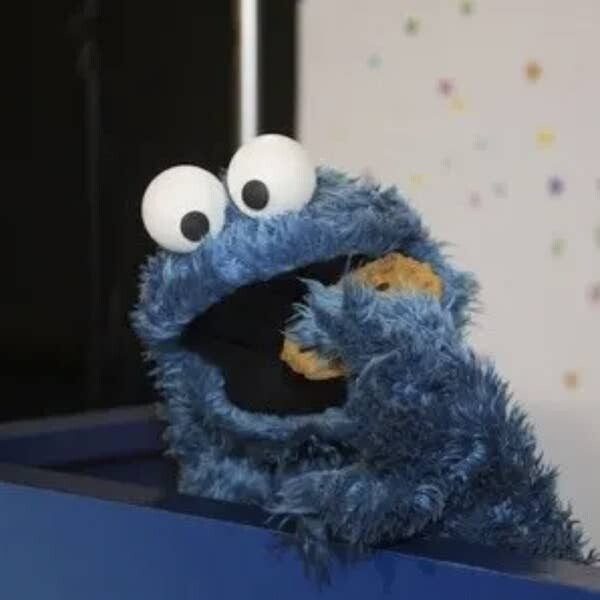 В мультсериале "Улица Сезам" Коржик, он же Печеньковый монстр, ест не печенье, а рисовые кексы