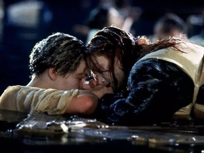 4. Почему в "Титанике" Джек и Роуз не забрались на спасительную деревянную дверь вместе, ведь они могли поместиться там оба?