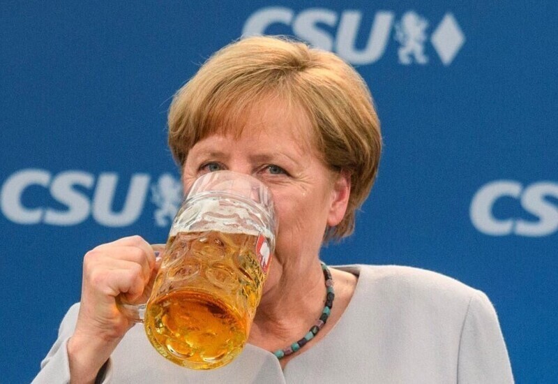 Пьющие политики ЕС: Макрон признался, что налегает на вино, а Меркель не скрывает любви к пиву