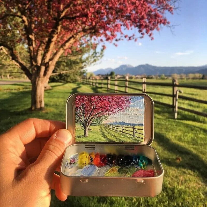 Художник рисует мини-копии пейзажей в коробочках из-под леденцов