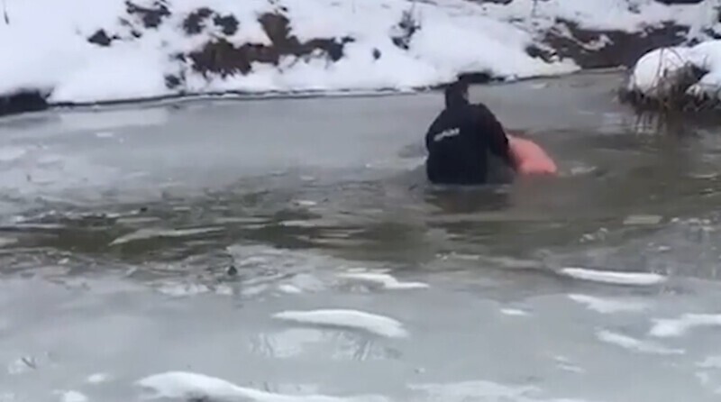 Участковый бросился в ледяную воду, чтобы спасти утопающего