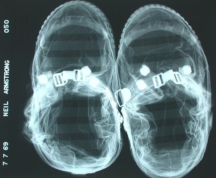 Лунные ботинки Нила Армстронга, снятые на рентгене перед вылетом, 7 июля 1969 года