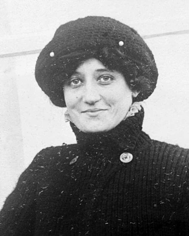 Элизе Дерош — первая женщина покорившая небо. 22 октября 1909 года она поднялась в небо на аэроплане