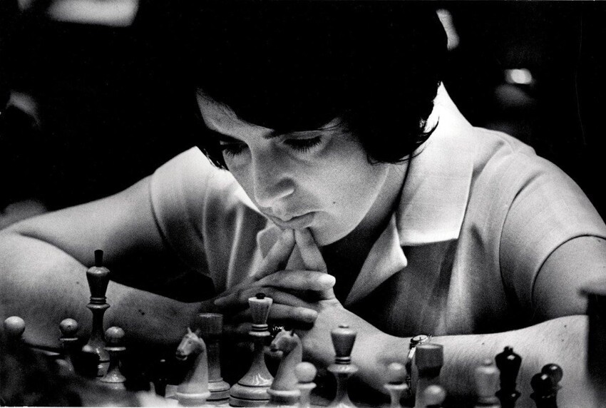 Нона Гаприндашвили стала в 1978 году первой женщиной, получившей звание общего гроссмейстера