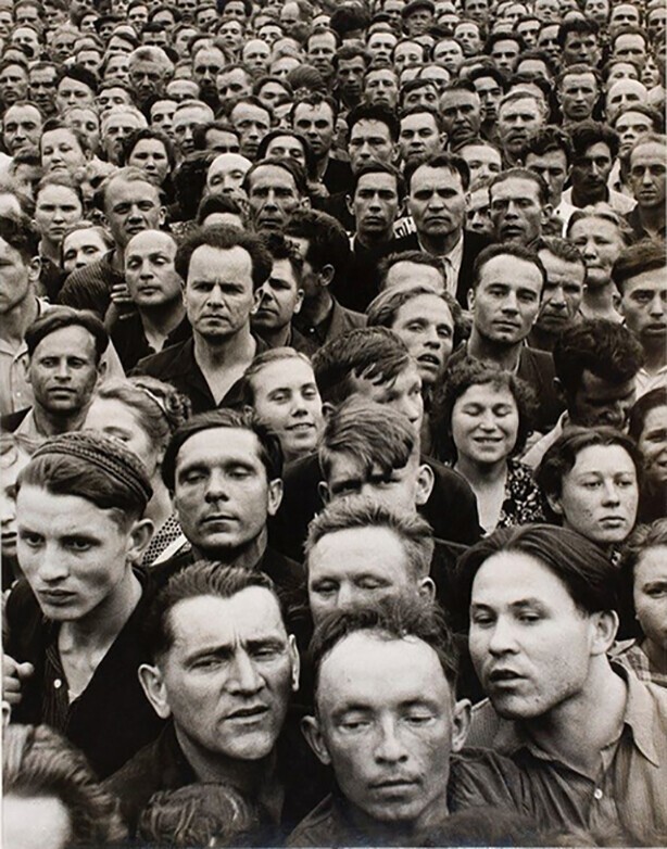 Рабочие автомобильного завода им. Лихачева, 1956 год. Автор американский фотограф Лиза Ларсен
