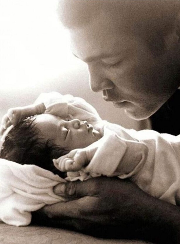 Мохаммед Али со своей новорожденной дочкой Лейлой, 1978