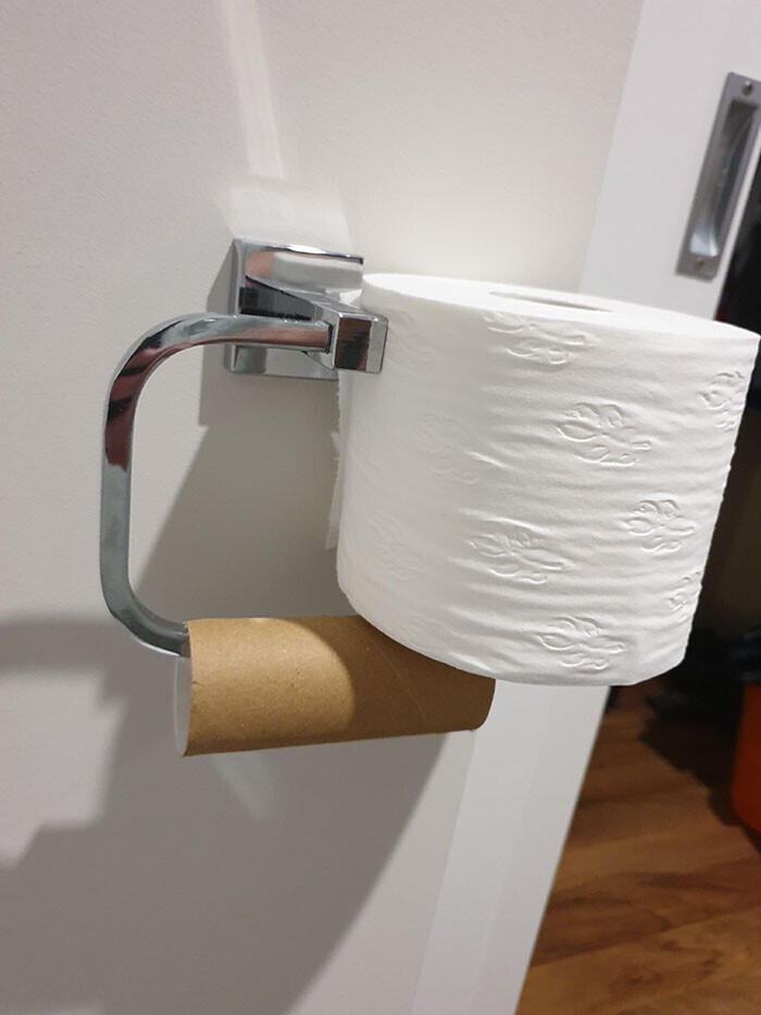 "Вот так мой муж вешает туалетную бумагу"
