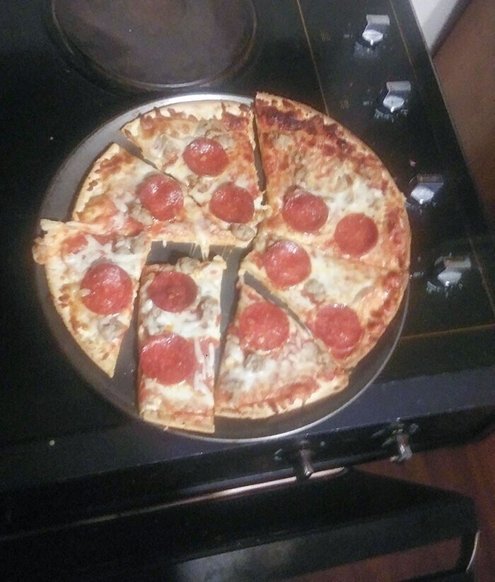 "Мой бойфренд режет пиццу так, чтобы не разрезать колбасу"