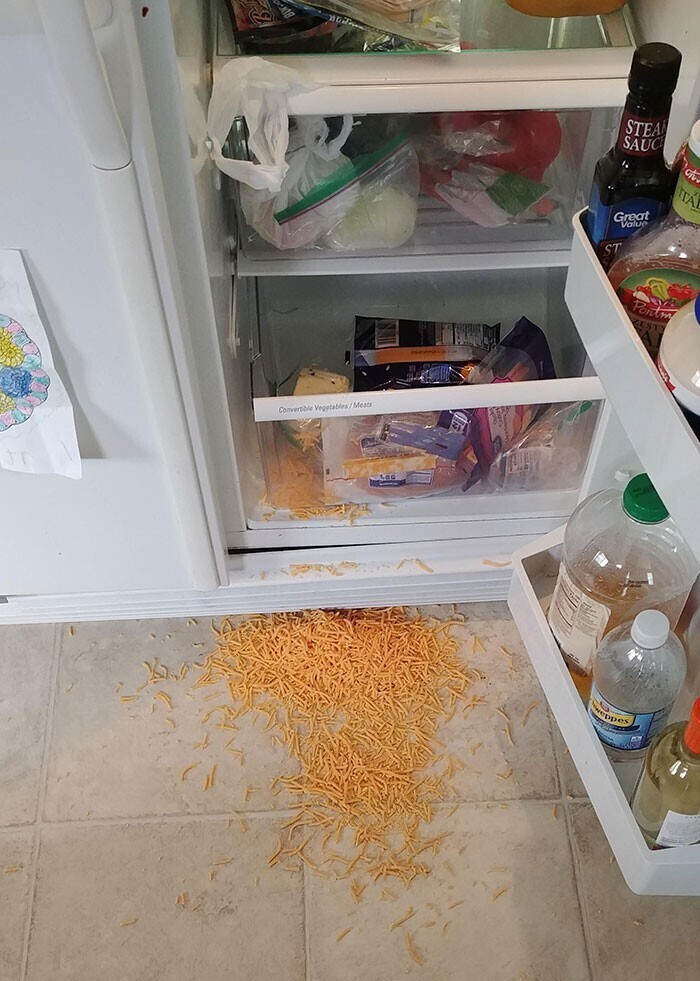 "Моя подруга не закрывает пакеты с продуктами и кладет их в холодильник вверх ногами"