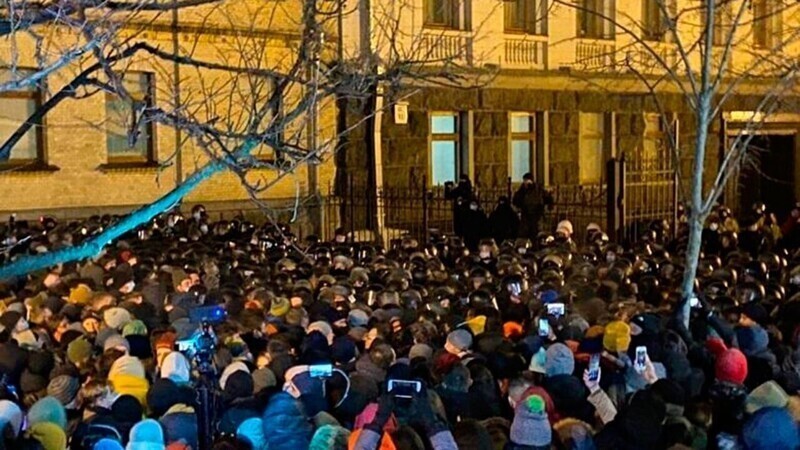 Во время столкновений у офиса президента Украины пострадали 27 силовиков