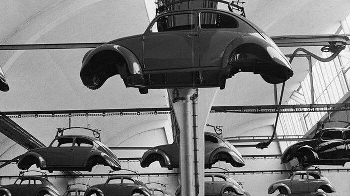 В 1955 году с конвейера на заводе Volkswagen в Вольфсбурге сошел миллионный "Жук"